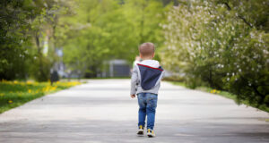 bambino passeggiata viale primavera bambino passeggiata viale primavera