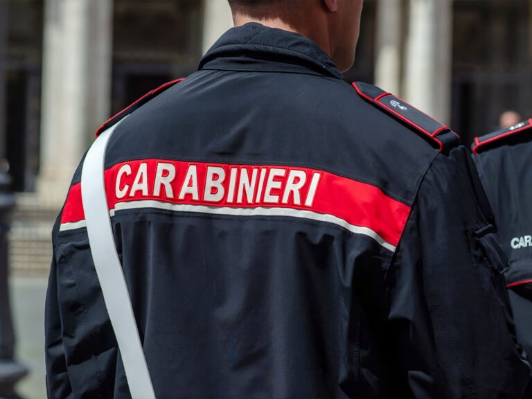 carabiniere divisa dietro Carabiniere in divisa da dietro