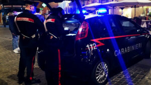 Carabinieri di notte con bagagliaio aperto