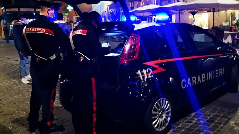 Carabinieri di notte con bagagliaio aperto