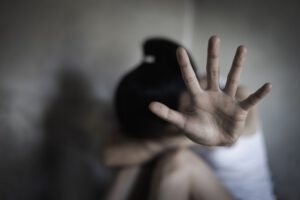 donna difesa mano blocco Difesa di una donna con mano in segno di blocco